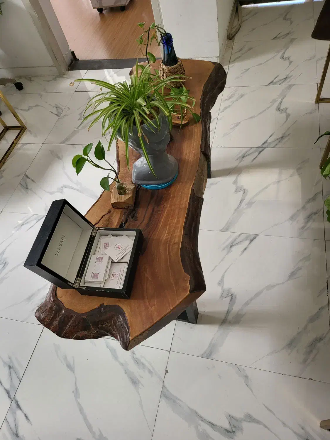 جلو مبلی چوب گردو|مبلمان خانگی و میز عسلی|شیراز, میرزاکوچک خان|دیوار