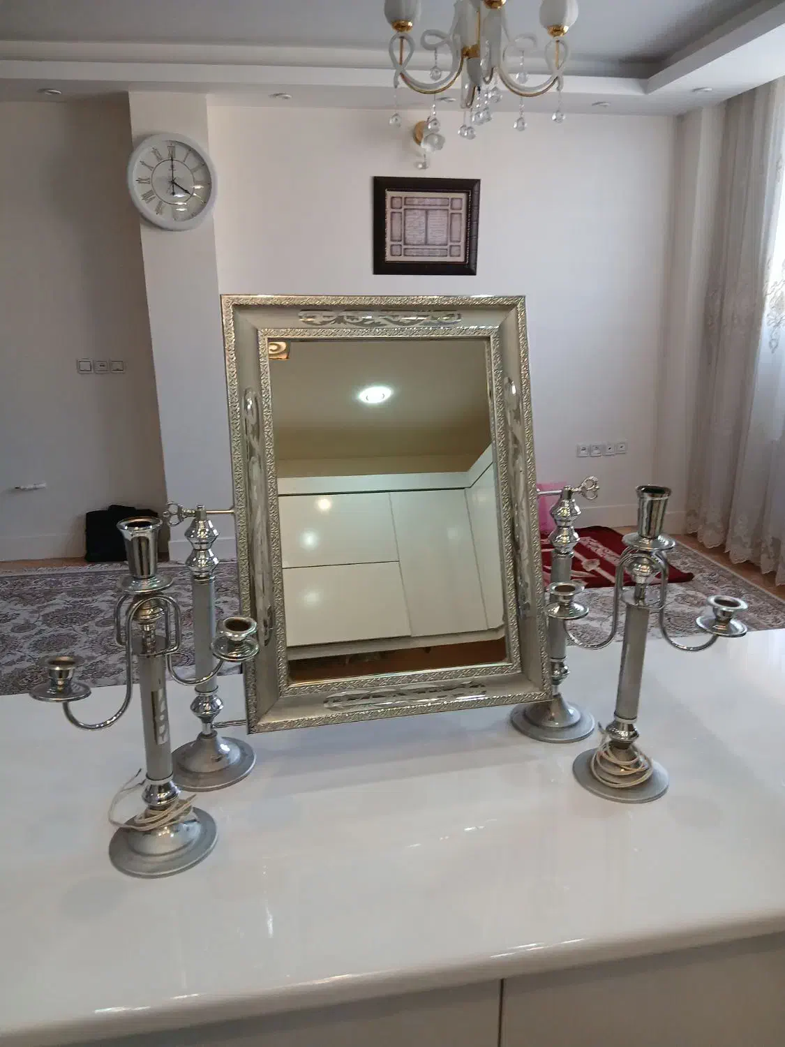 آیینه و شمعدان|آینه|شاهین‌شهر, عطار|دیوار