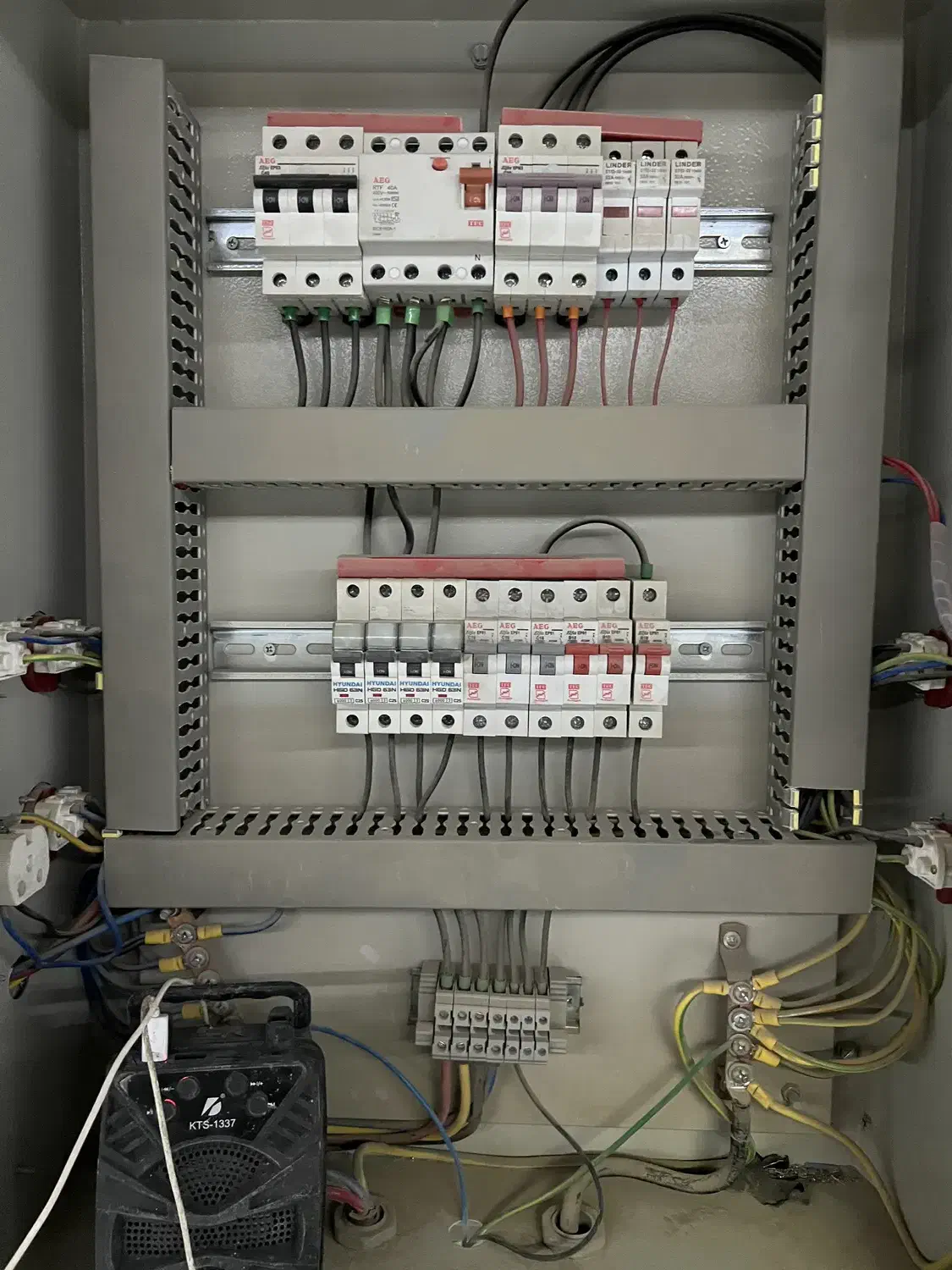 برقکار برقراری نصب لوستر|خدمات پیشه و مهارت|قم, نیروگاه|دیوار