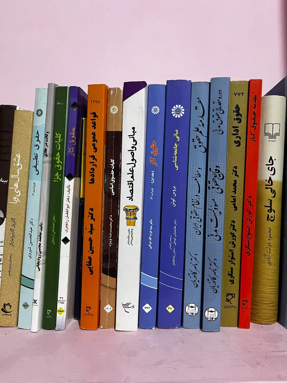 فروش کتاب حقوقی و رمان|کتاب و مجله ادبی|شیراز, شهرک سراج‎|دیوار