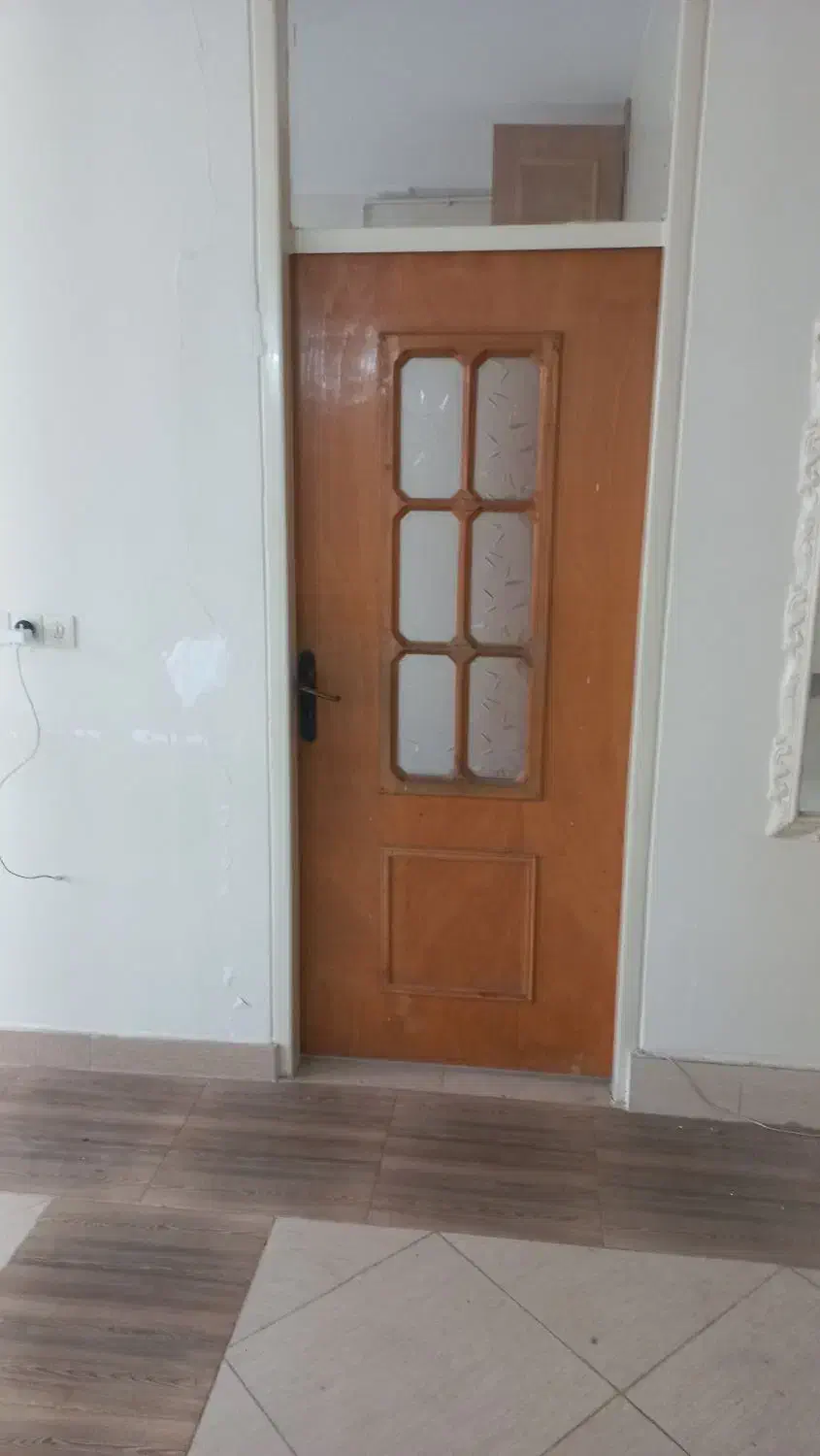 درب چوبی با چهار چوب سالم|مصالح و تجهیزات ساختمان|بروجرد, |دیوار