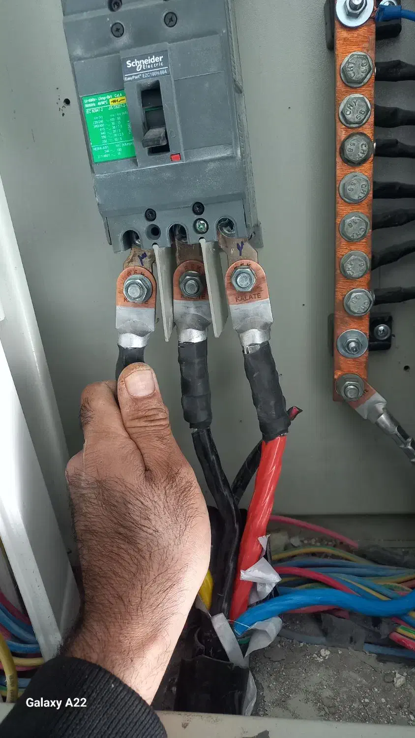 برقکار برقکشی ساختمان و خورده کاری برق نصب آیفون .|خدمات پیشه و مهارت|کرمان, |دیوار