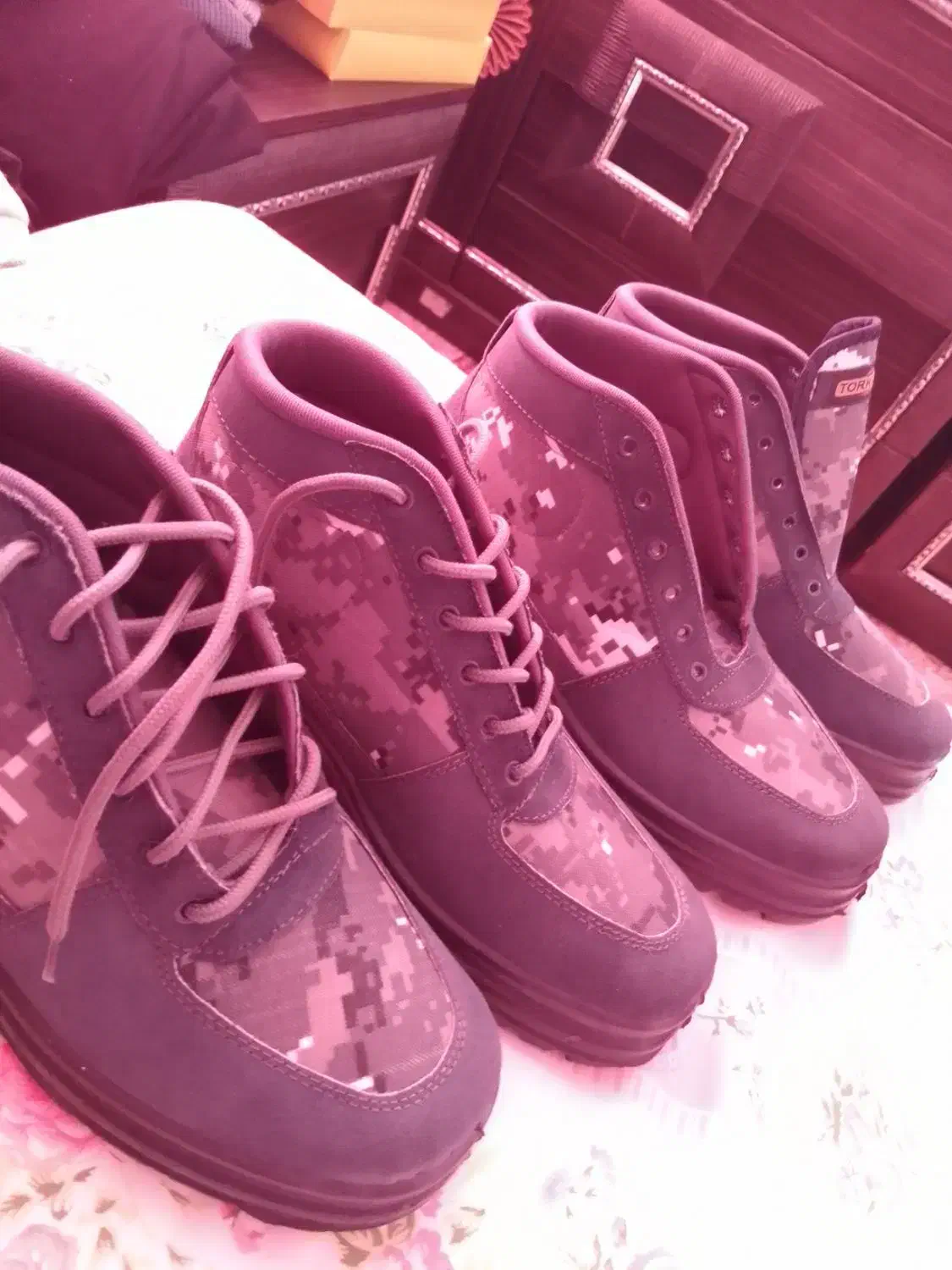 کفش|کیف، کفش، کمربند|ری, علایین|دیوار