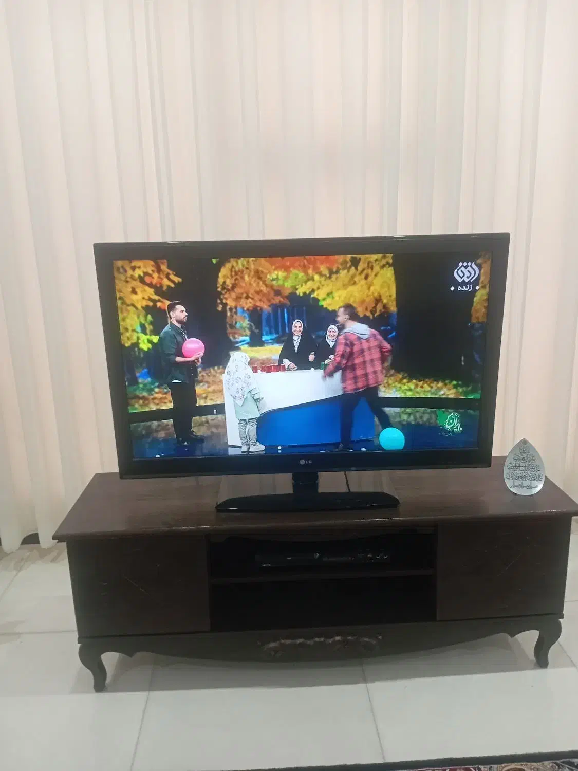 تلویزیون ۴۲ الجی با میز|تلویزیون و پروژکتور|کرج, کرج نو|دیوار