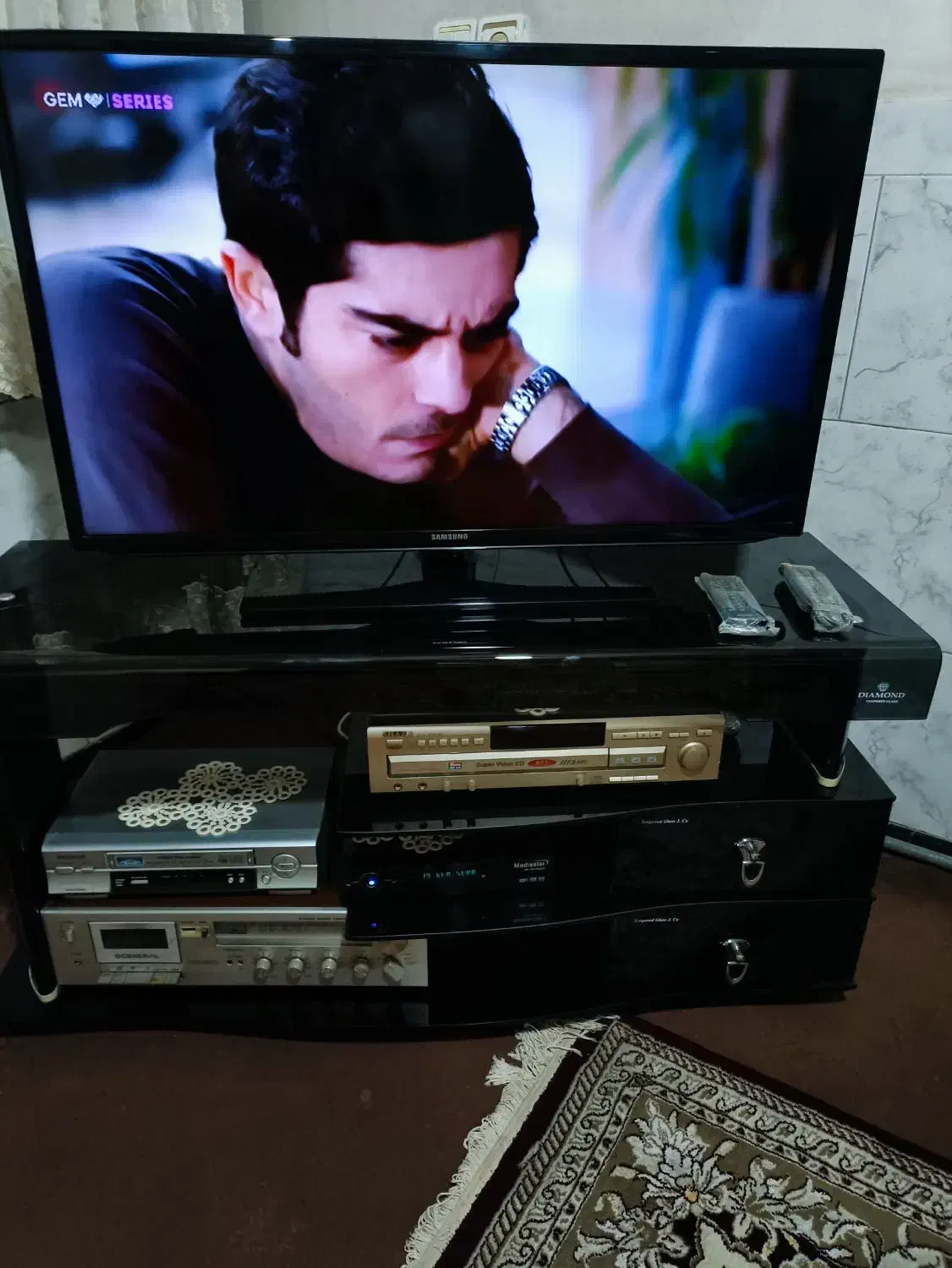 میز تلویزیون همراه با ال سی دی ۴۲ سامسونگ|تلویزیون و پروژکتور|چهاردانگه (تهران), |دیوار