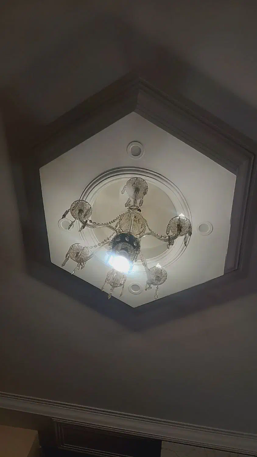 لوستر کریستالی|لوستر و چراغ آویز|قدس, شهر‌قدس|دیوار