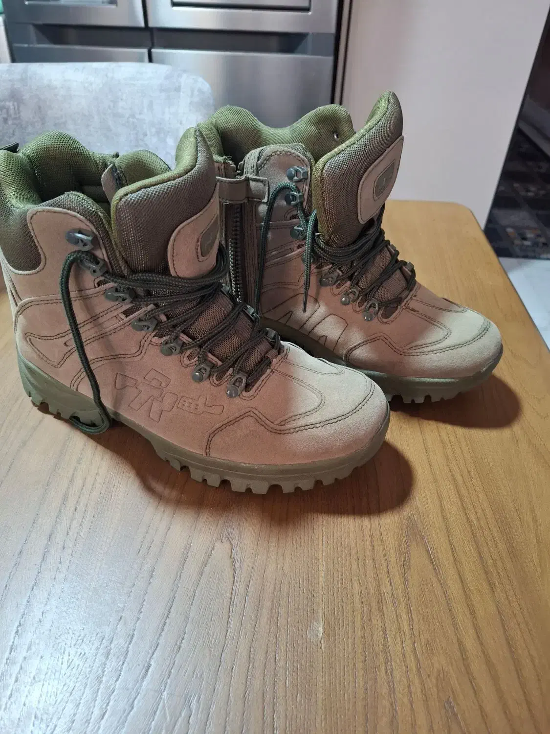 کفش کوه نوردی و پیاده روی|کیف، کفش، کمربند|گنبد کاووس, |دیوار