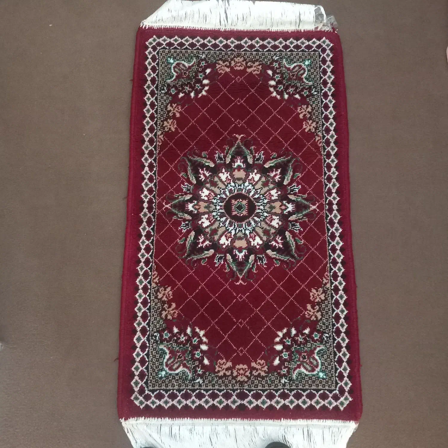 پادری. فرش رنگ لاکی|پادری|قزوین, |دیوار