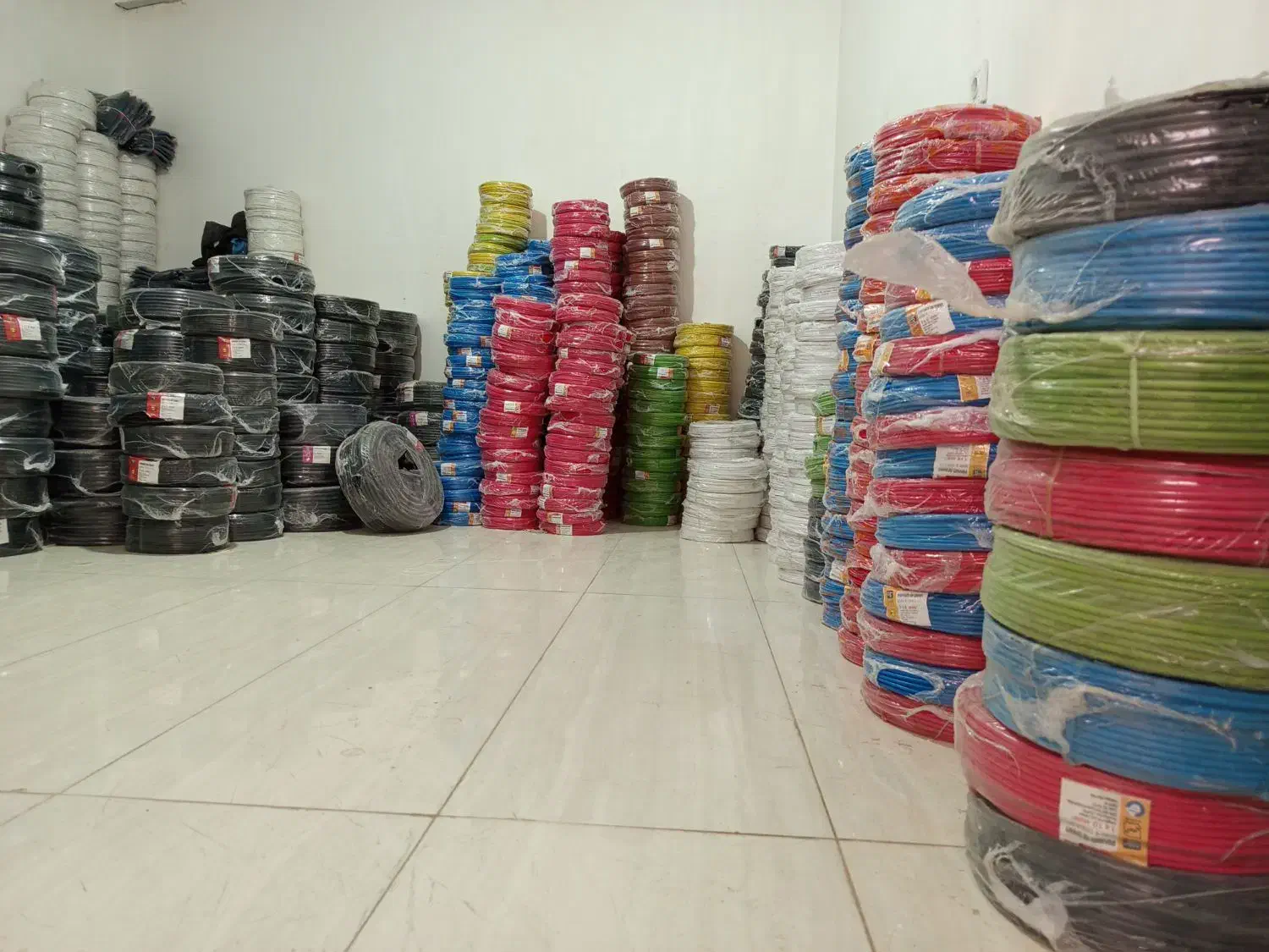 فروش انواع لوازم الکتریکی ساختمان تحویل رایگان|لامپ و چراغ|اصفهان, سپاهانشهر|دیوار