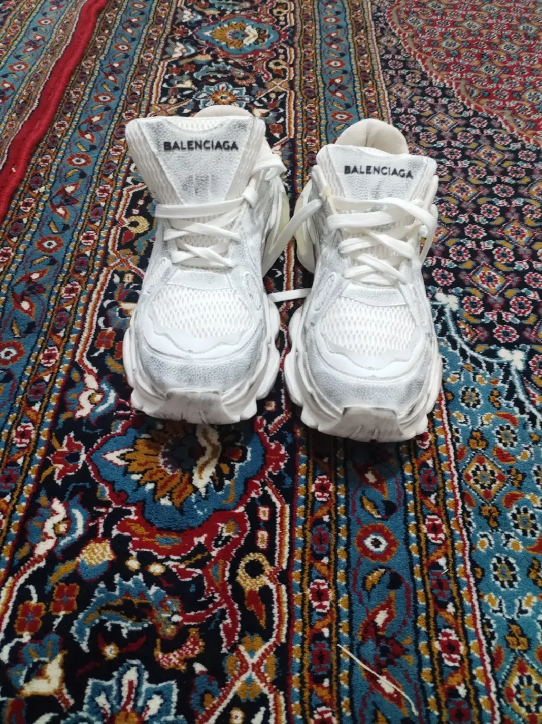 کفش|کیف، کفش، کمربند|باغ ملک, |دیوار