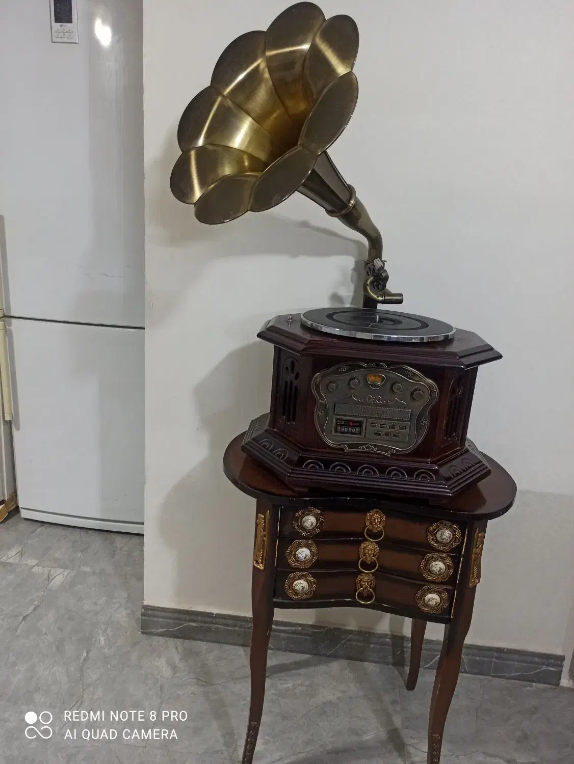 گرامافون با میز|سیستم صوتی خانگی|اندیشه, اندیشه فاز ۴|دیوار