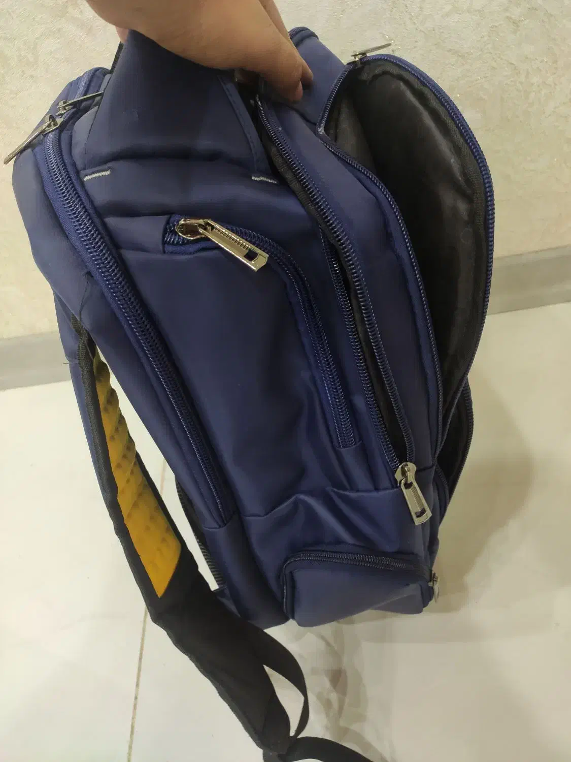 کوله پشتی مدرسه در حد|کیف، کفش، کمربند|شاهینشهر, نظامی|دیوار