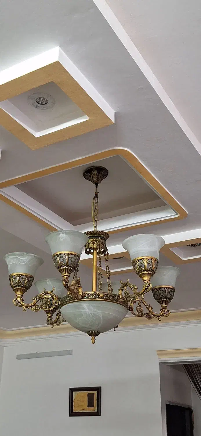 لوستر۶ شاخه قدیمی عتیقه.بسیار زیبا وسالم|لوستر و چراغ آویز|مشهد, انقلاب|دیوار