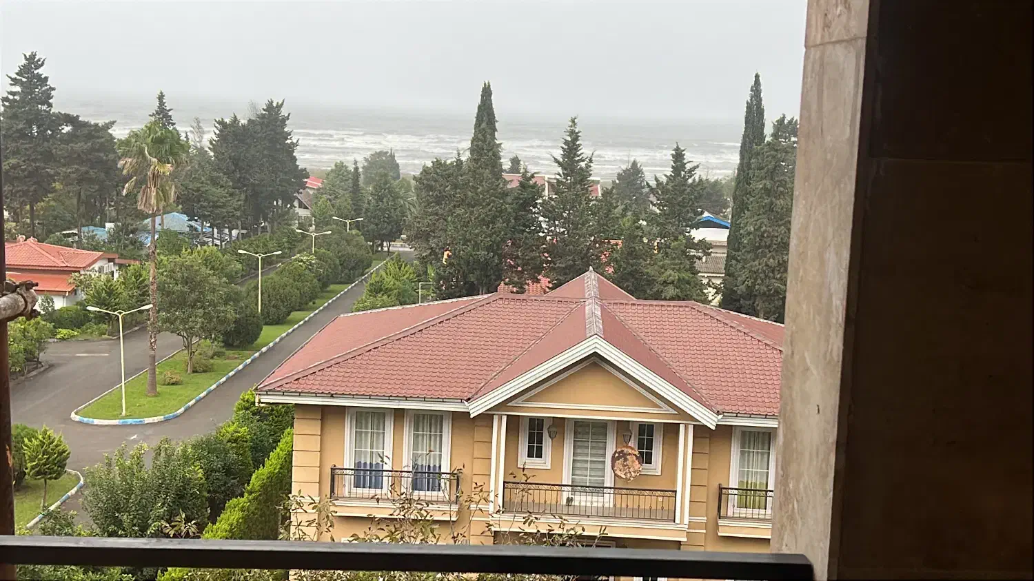 رهن کامل مبله ویو دریا|اجارهٔ آپارتمان|بندر انزلی, دهکده ساحلی|دیوار