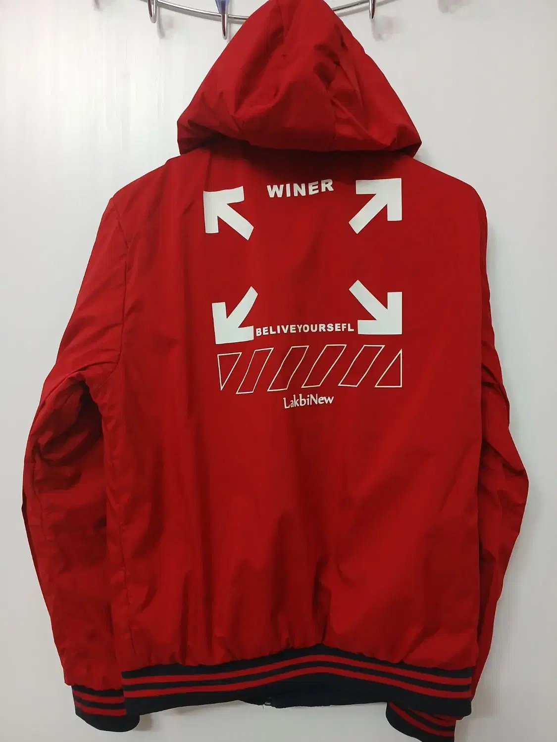 کاپشن خارجی|کفش و لباس بچه|قم, مسجد امام حسن|دیوار