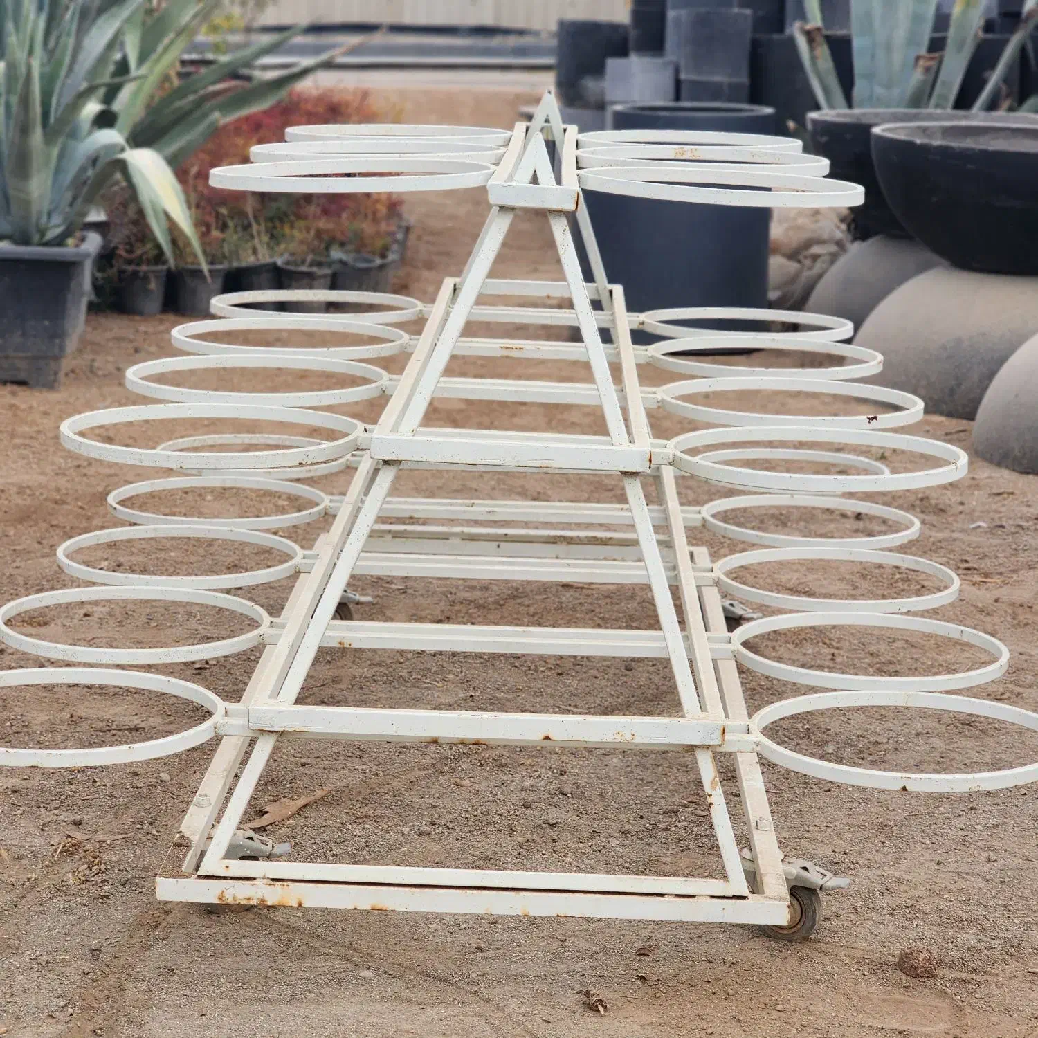 استند های بیرونی با گلدان|گل و گیاه طبیعی|اصفهان, بوستان ناژوان|دیوار