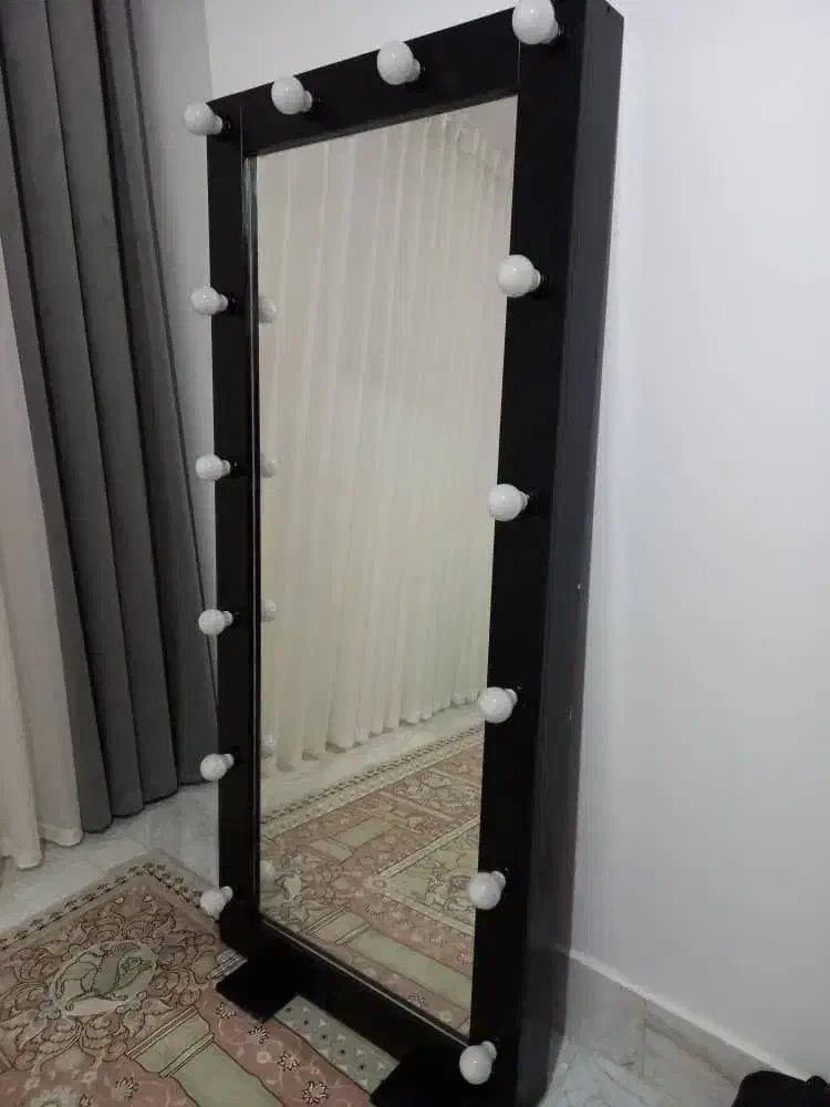 آیینه قدی|آینه|قم, چهل درخت‎|دیوار