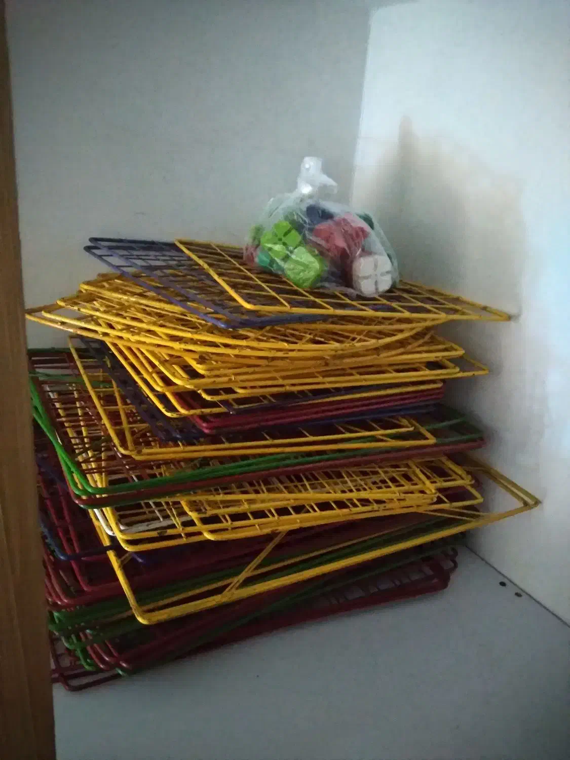 قفسه مشبک فلزی|کتابخانه، شلف، قفسه‌های دیواری|اهواز, زیتون کارگری|دیوار