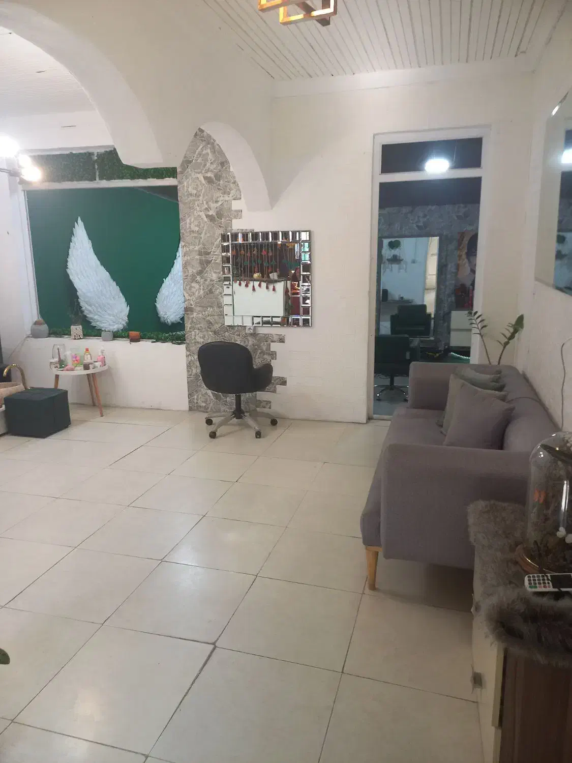 نیرو در لاین های زیبایی در سالن گل گیس|خدمات آرایشگری و زیبایی|نور, |دیوار