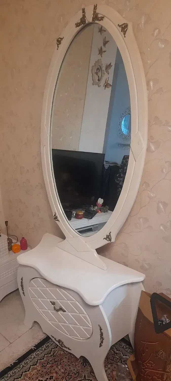 آینه قدی به همراه میز|مبلمان خانگی و میز عسلی|پرند, فاز ۶|دیوار