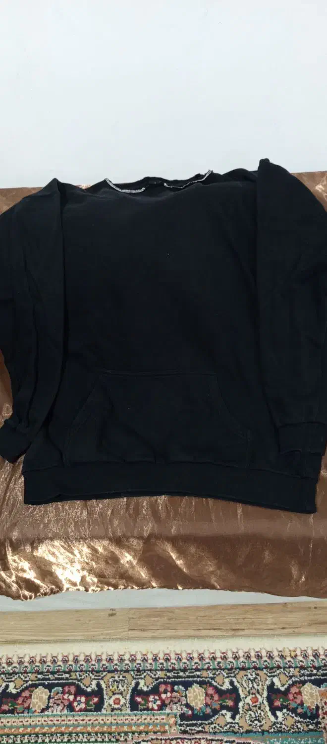 تعدادی لباس|لباس|بندر انزلی, نوغان|دیوار