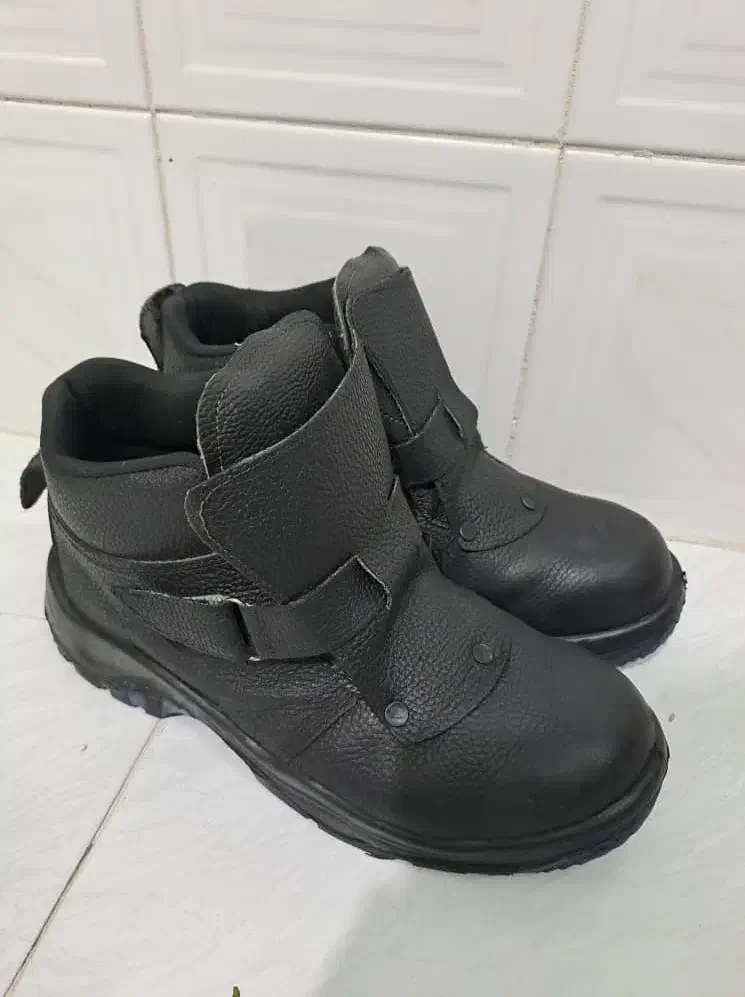 کفش کار ایمنی سایز ۴۲ ارسال دارم|کیف، کفش، کمربند|شاهین‌شهر, شهرک گلدیس|دیوار