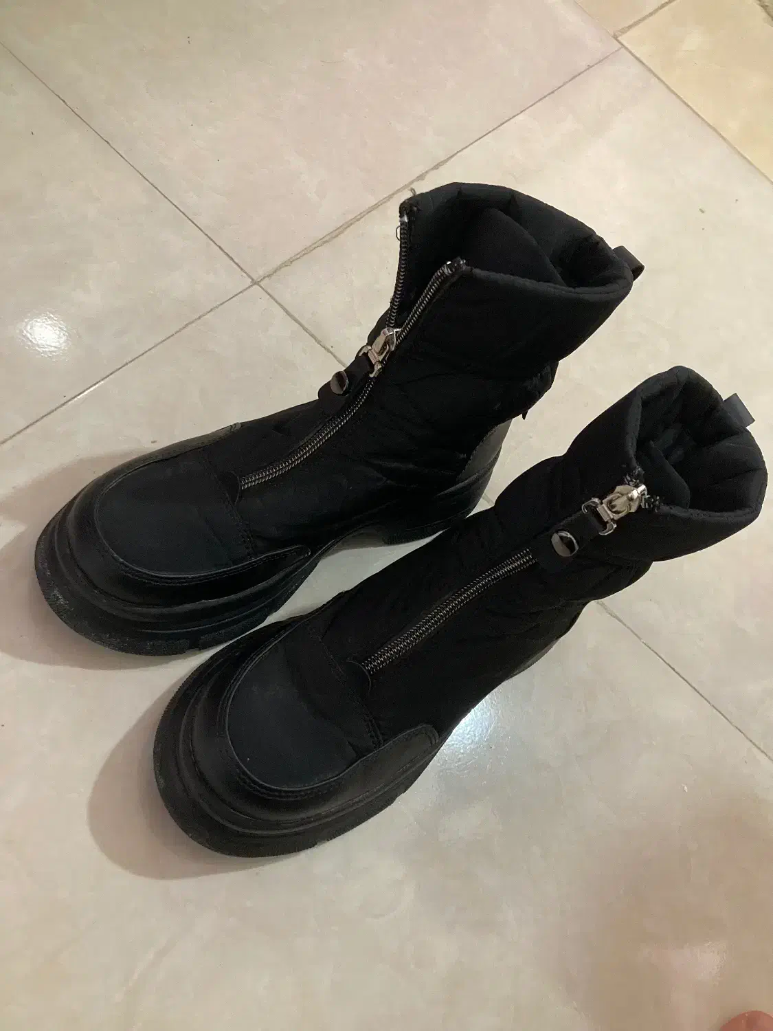 بوت|کیف، کفش، کمربند|آشخانه, |دیوار