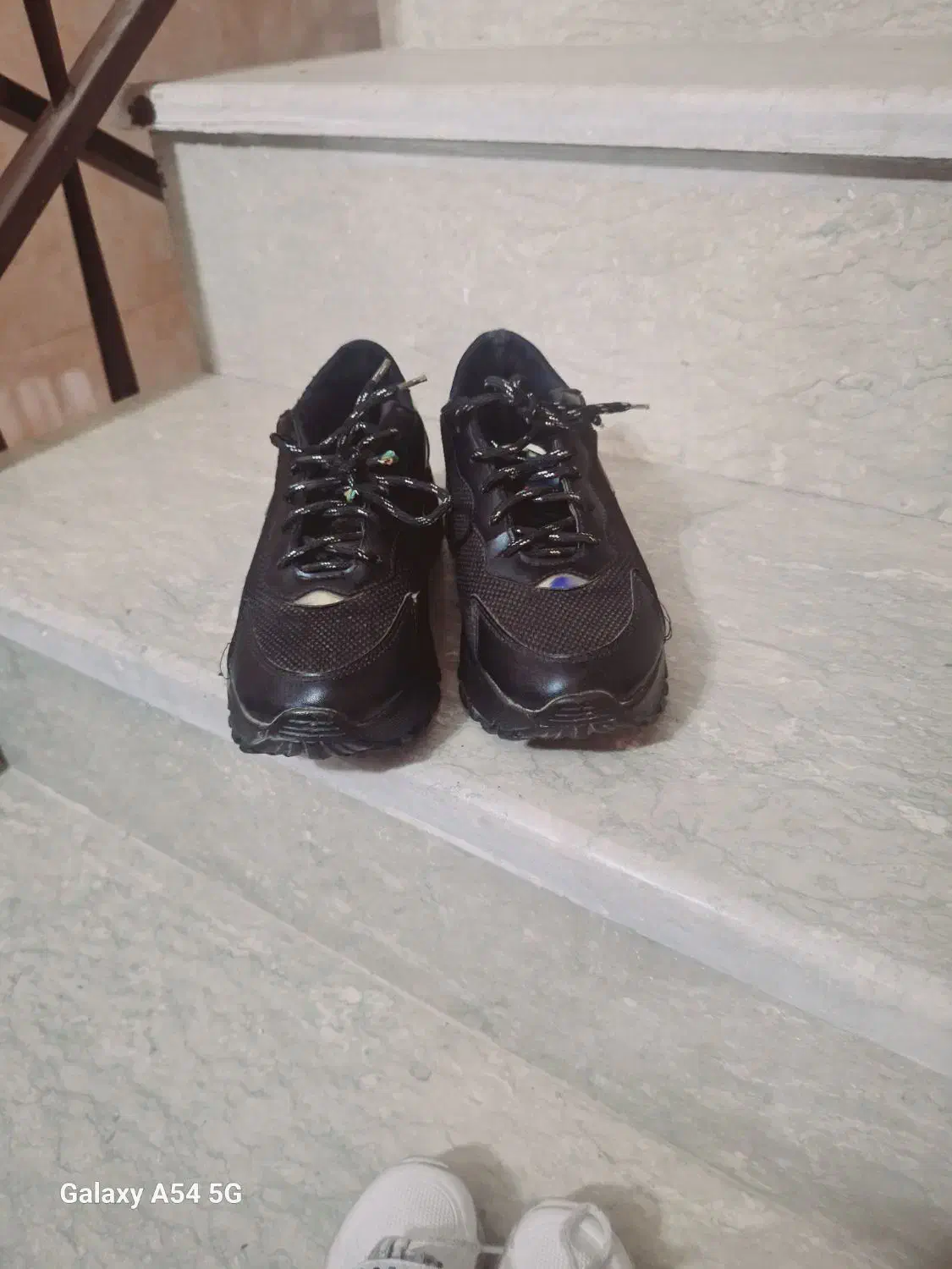 کتونی|کیف، کفش، کمربند|بابل, |دیوار