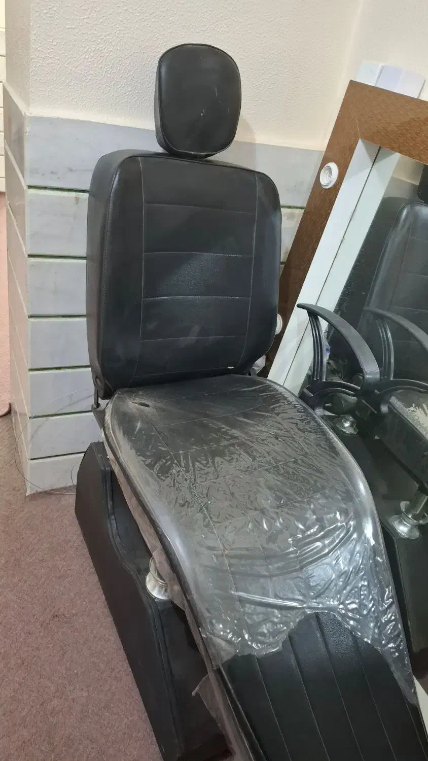 صندلی تخت و آیینه آرایشگاه|آرایشگاه و سالن‌های زیبایی|شاهین‌شهر, گزبرخوار|دیوار