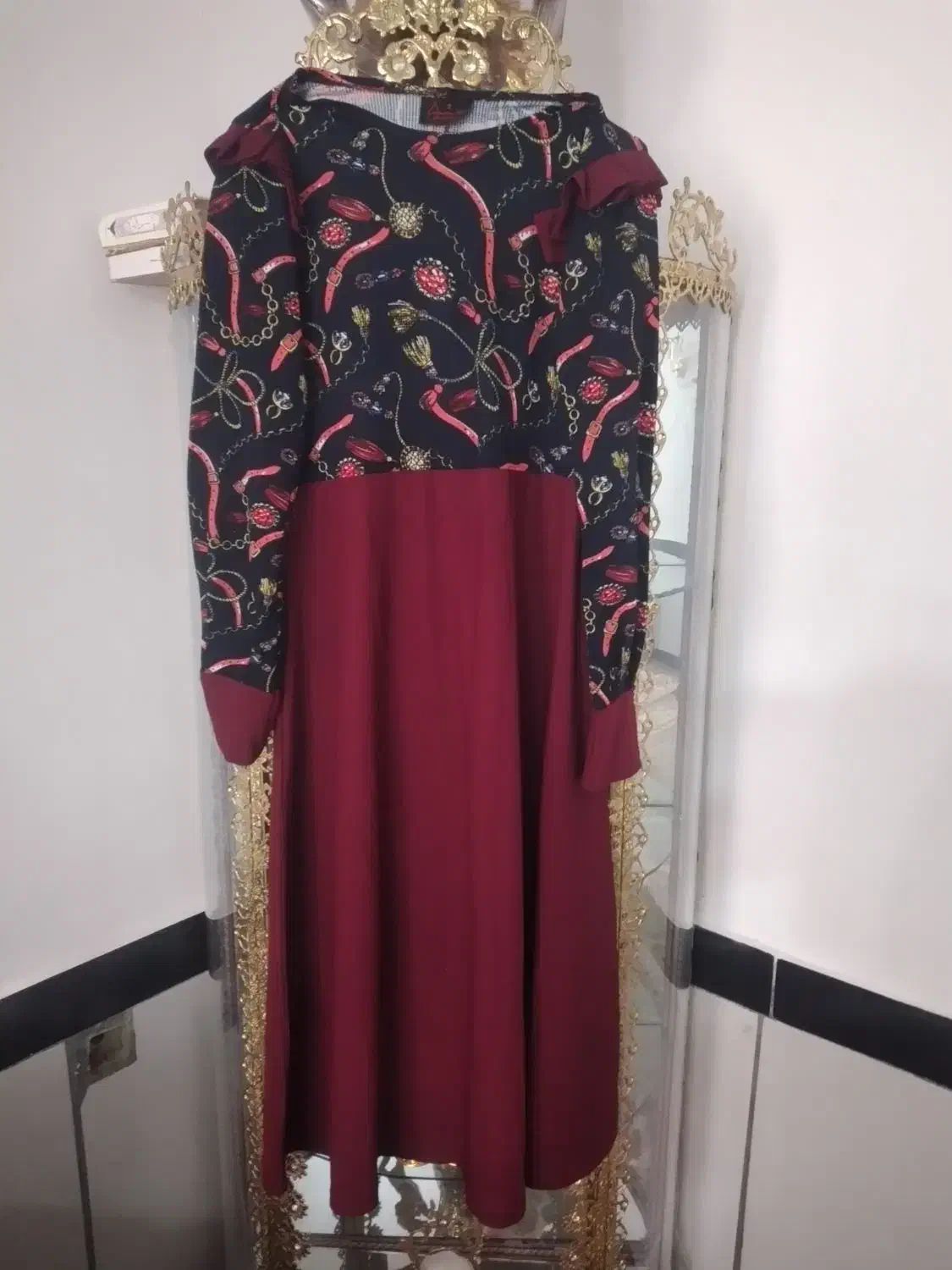 مقداری لباس|لباس|بروجرد, |دیوار