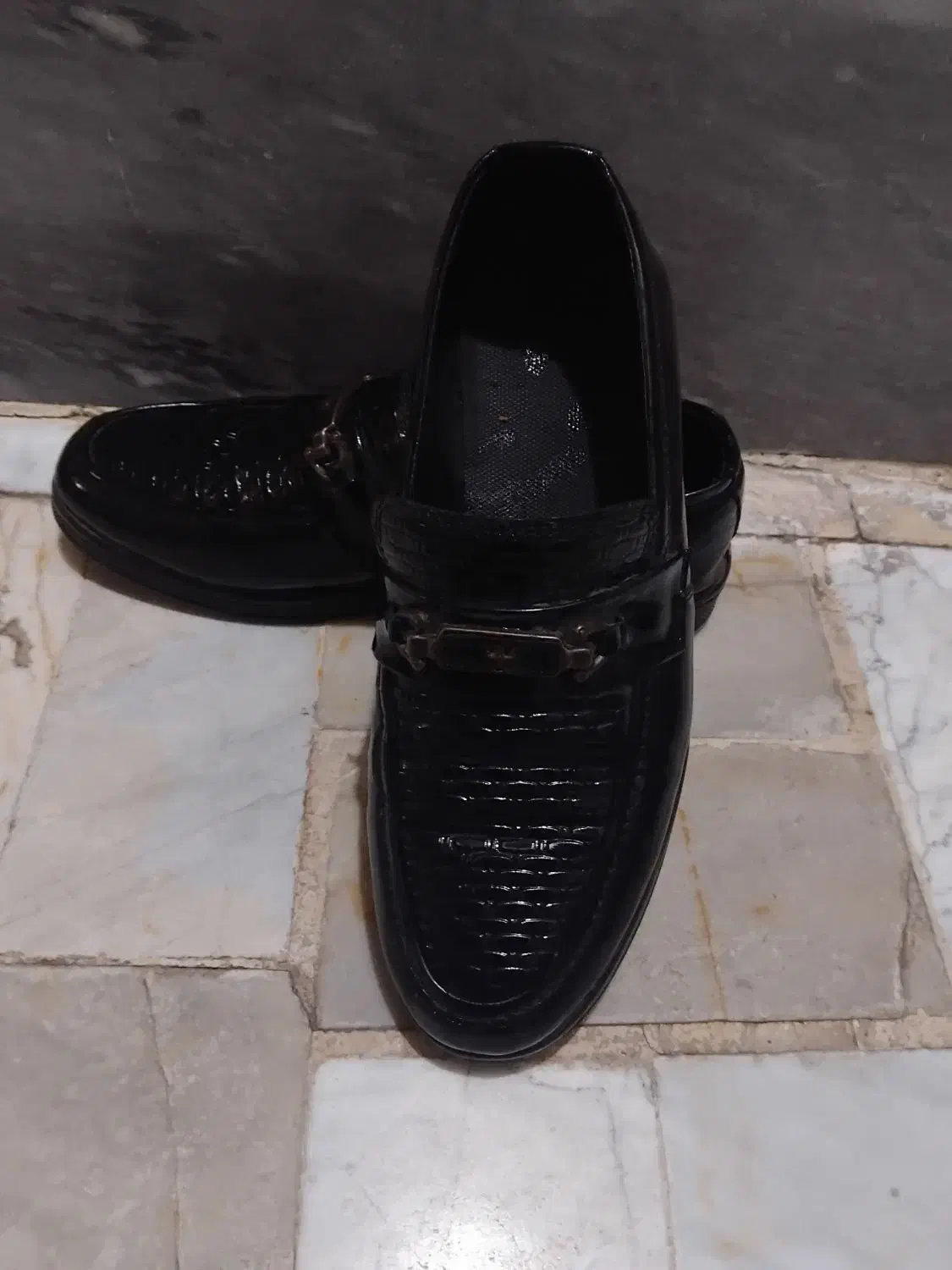 کفش مجلسی|کیف، کفش، کمربند|قم, نیروگاه|دیوار