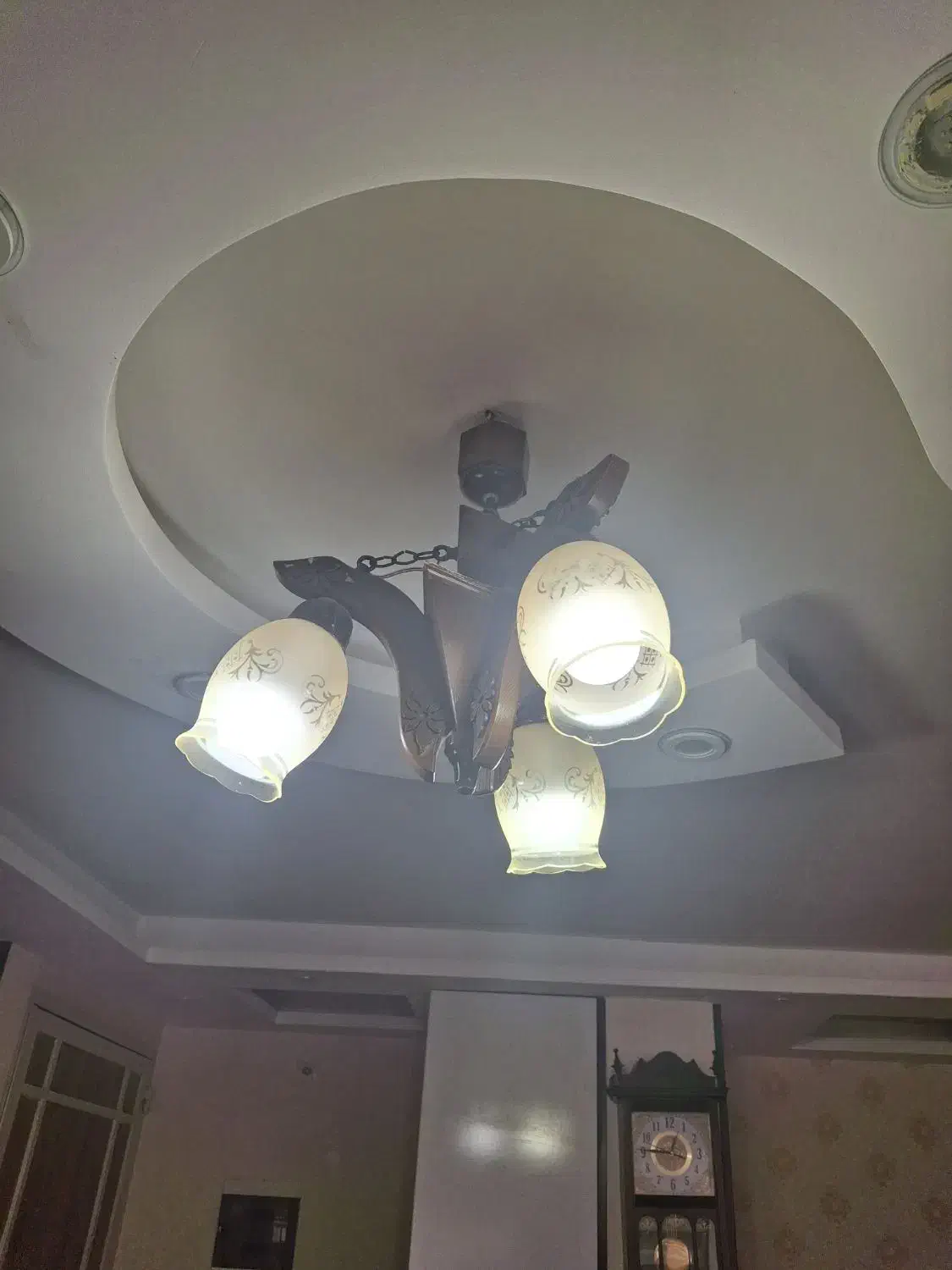 دو عدد لوستر سه شاخه چوبی|لوستر و چراغ آویز|شیراز, کاراندیش|دیوار