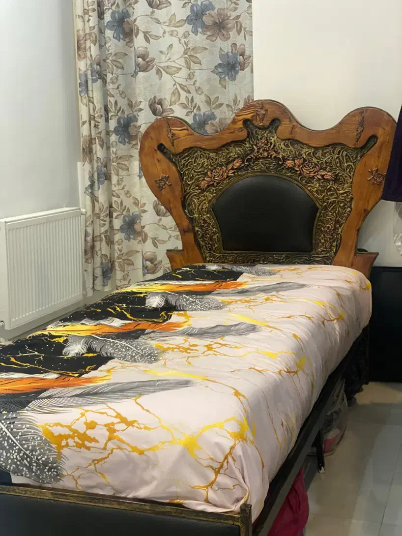 تخت خواب چرم و چوب و فرفورژه خیلی محکم در حد نو|تخت و سرویس خواب|تهران, چیتگر شمالی|دیوار
