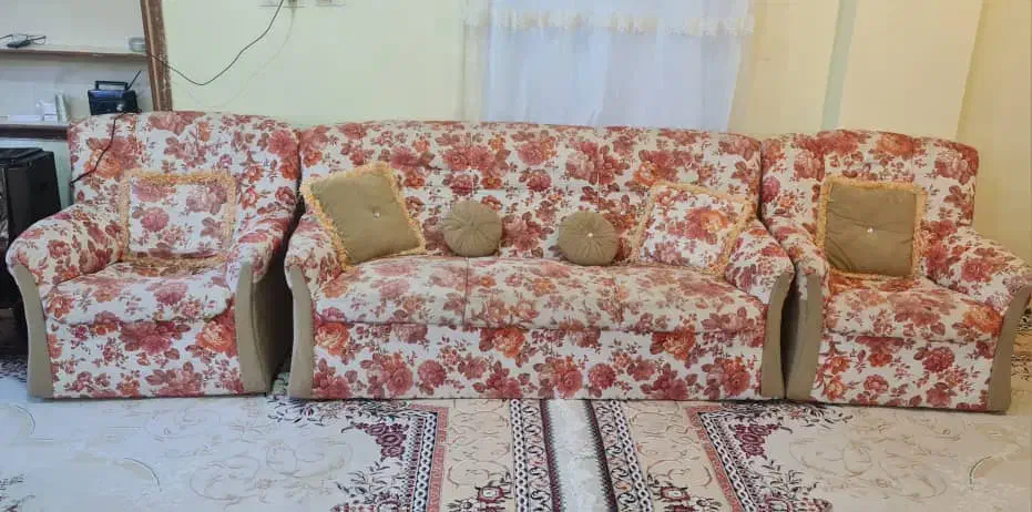 دو دست مبل راحتی و سلطنتی|مبلمان خانگی و میز عسلی|شیروان (خراسان), |دیوار