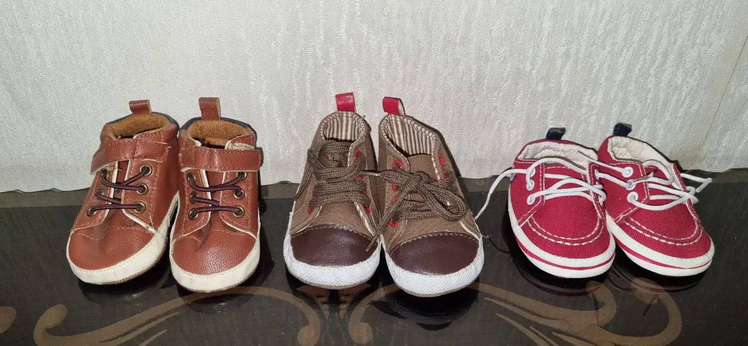 تعدادی پاپوش کودک|کفش و لباس بچه|ری, دیلمان|دیوار