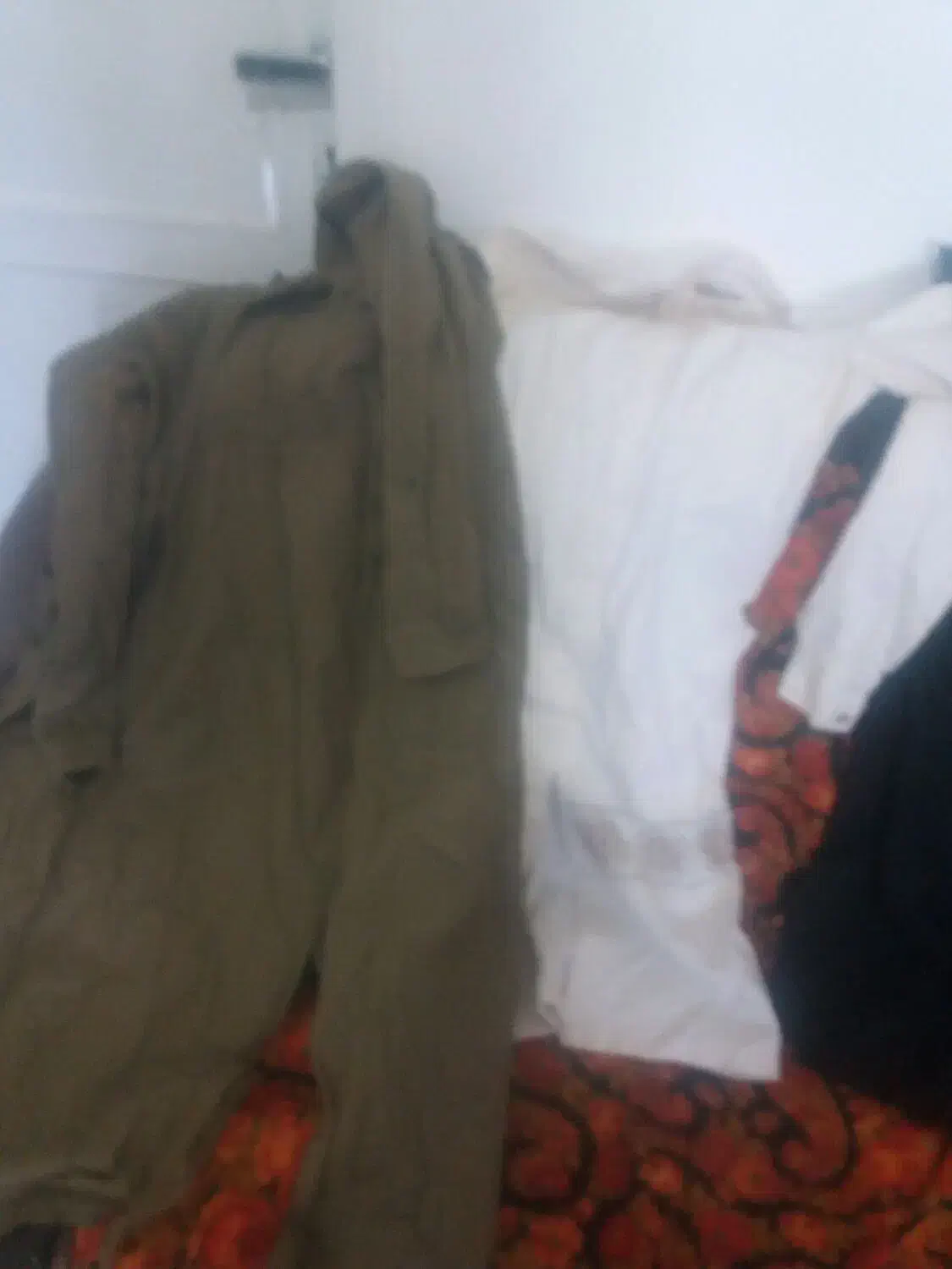 مقداری لباس نو و کار کرده موجود هست|لباس|شازند, |دیوار