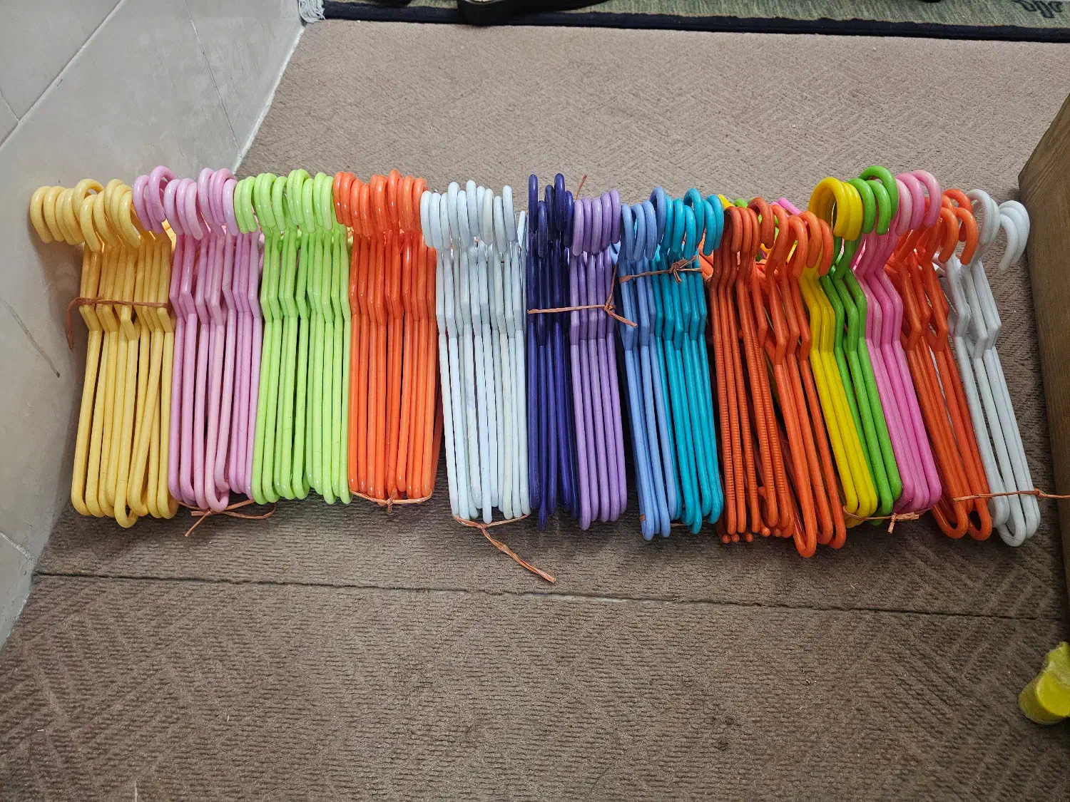 ۷۰ عدد چوب لباسی (جالباسی) تمیز و سالم در حد نو|بندرخت و رختآویز|شیراز, جمهوری|دیوار