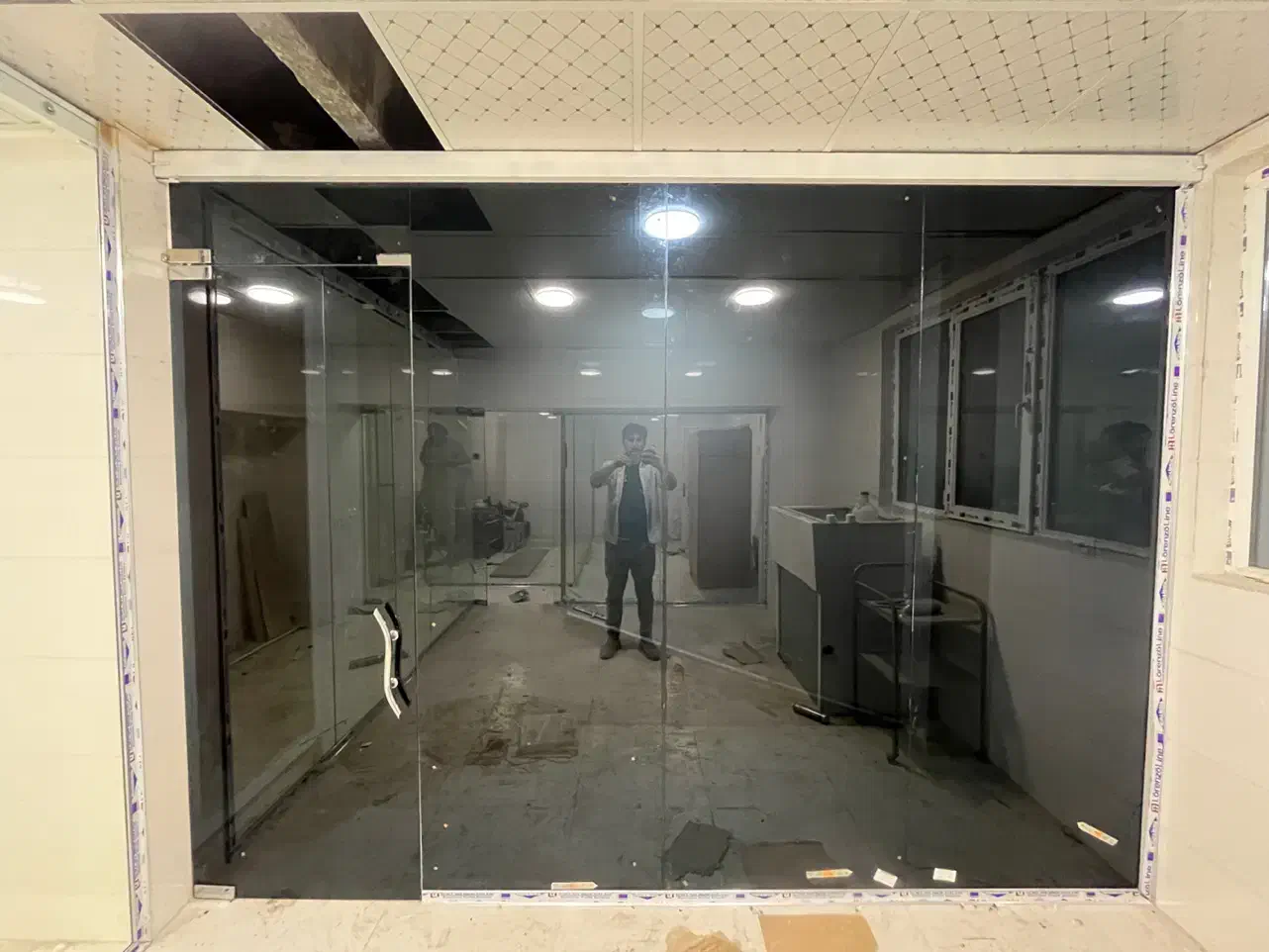 نصب و تعمیر تخصصی شیشه سکوریت|خدمات پیشه و مهارت|تبریز, |دیوار