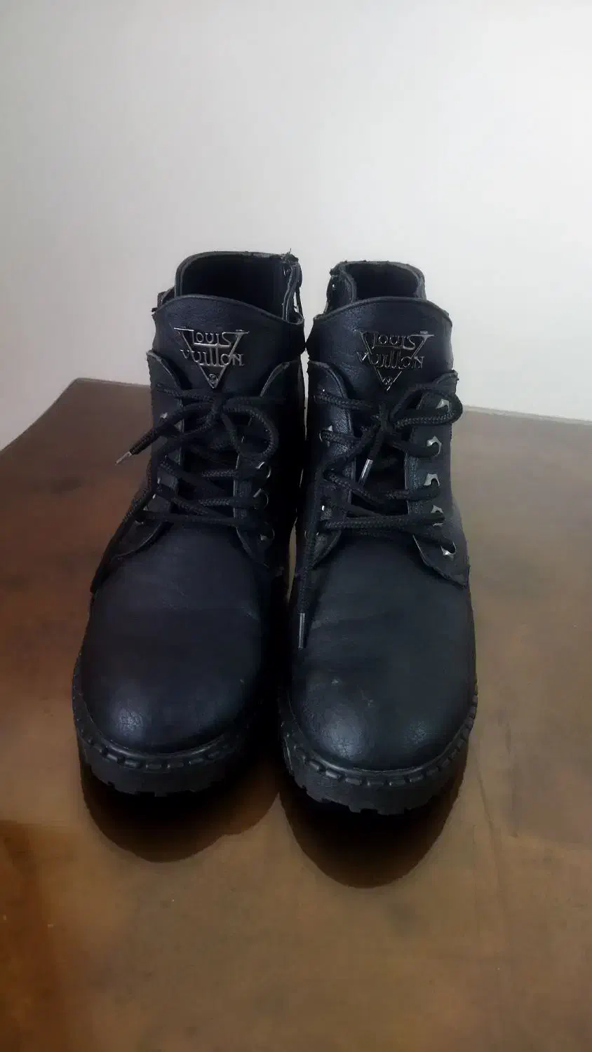 کفش|کیف، کفش، کمربند|سلماس, |دیوار