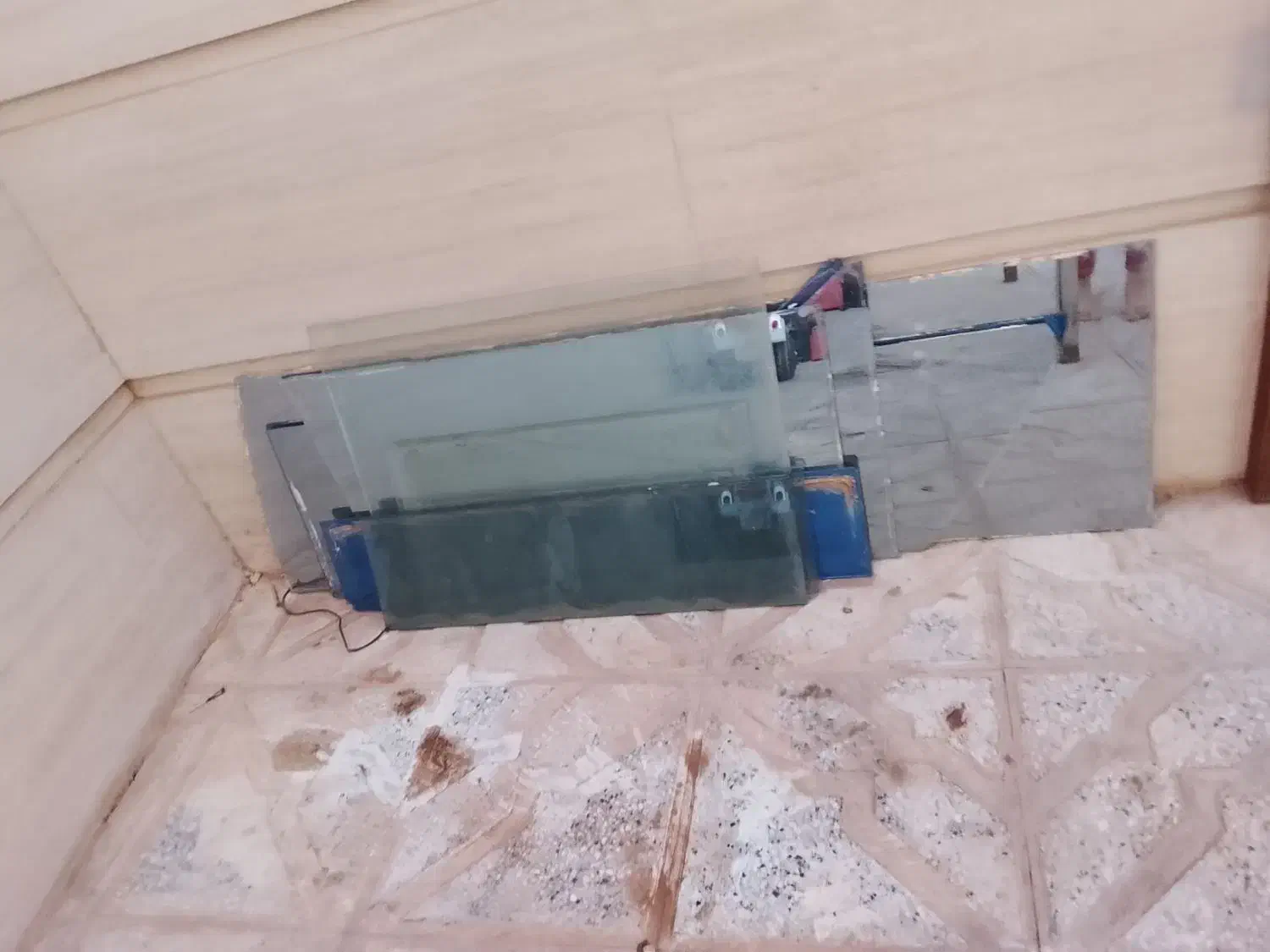 شیشه|آینه|خواف, |دیوار