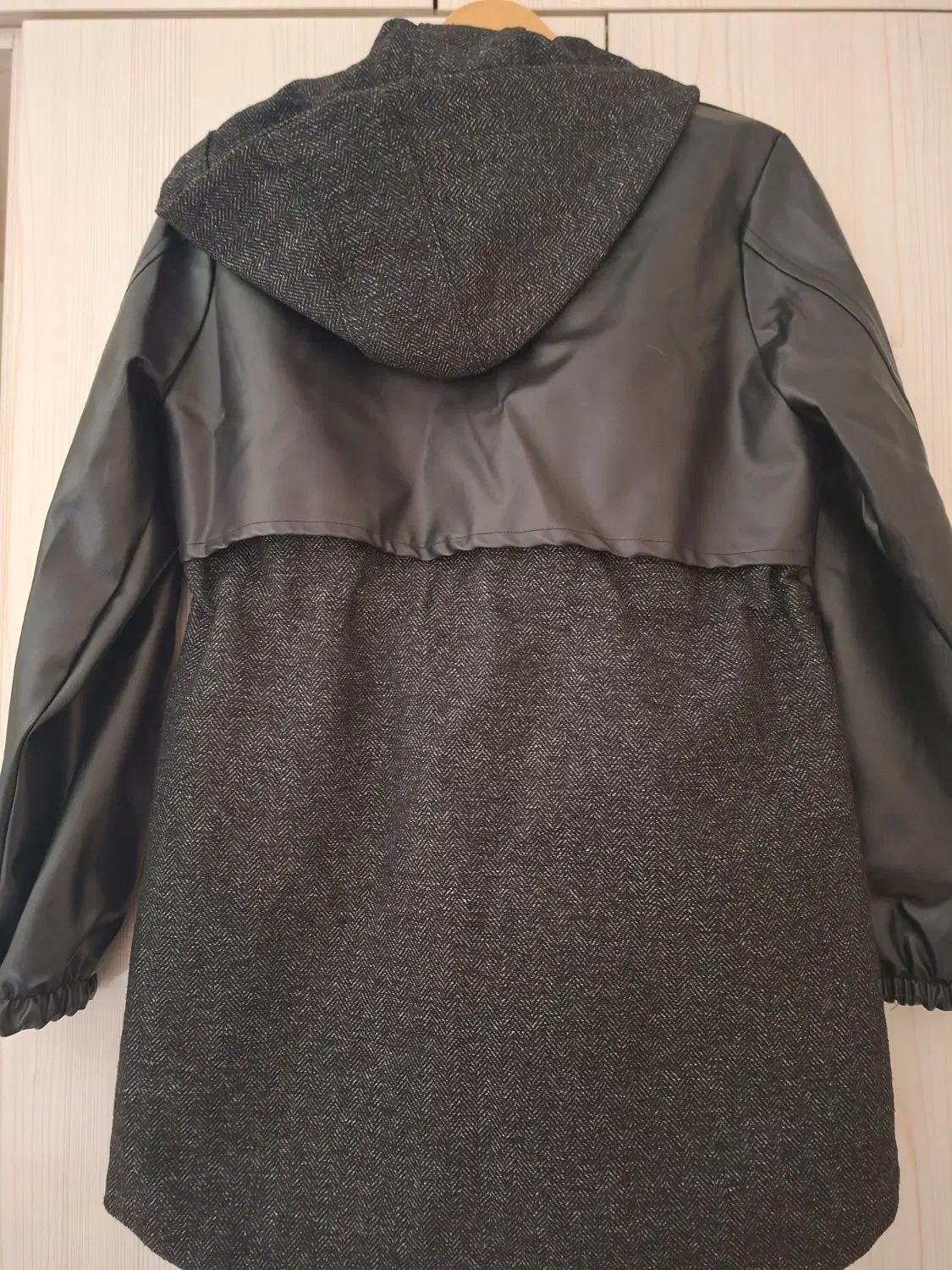 بارونی چرم|لباس|نیشابور, بزرگمهر|دیوار