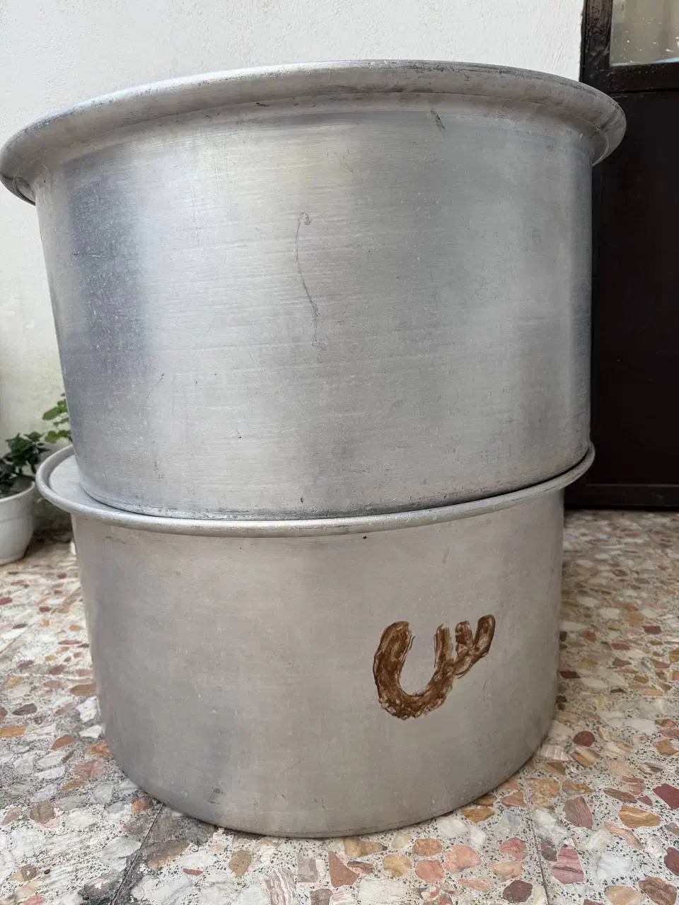 دو عدد قابلمه|ظروف پخت‌وپز|بندر انزلی, بشمن|دیوار