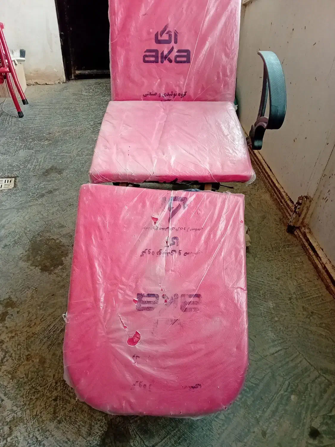 صندلی آرایشی|آرایشگاه و سالن‌های زیبایی|ارومیه, |دیوار