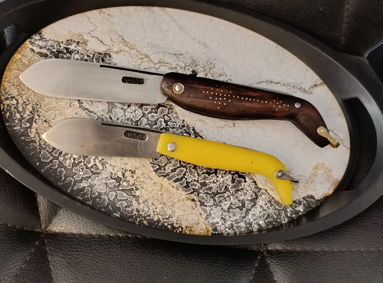 چاقو دسته شاخ .اره دار.موقعیت سامان.|کلکسیون اشیاء عتیقه|سامان, |دیوار