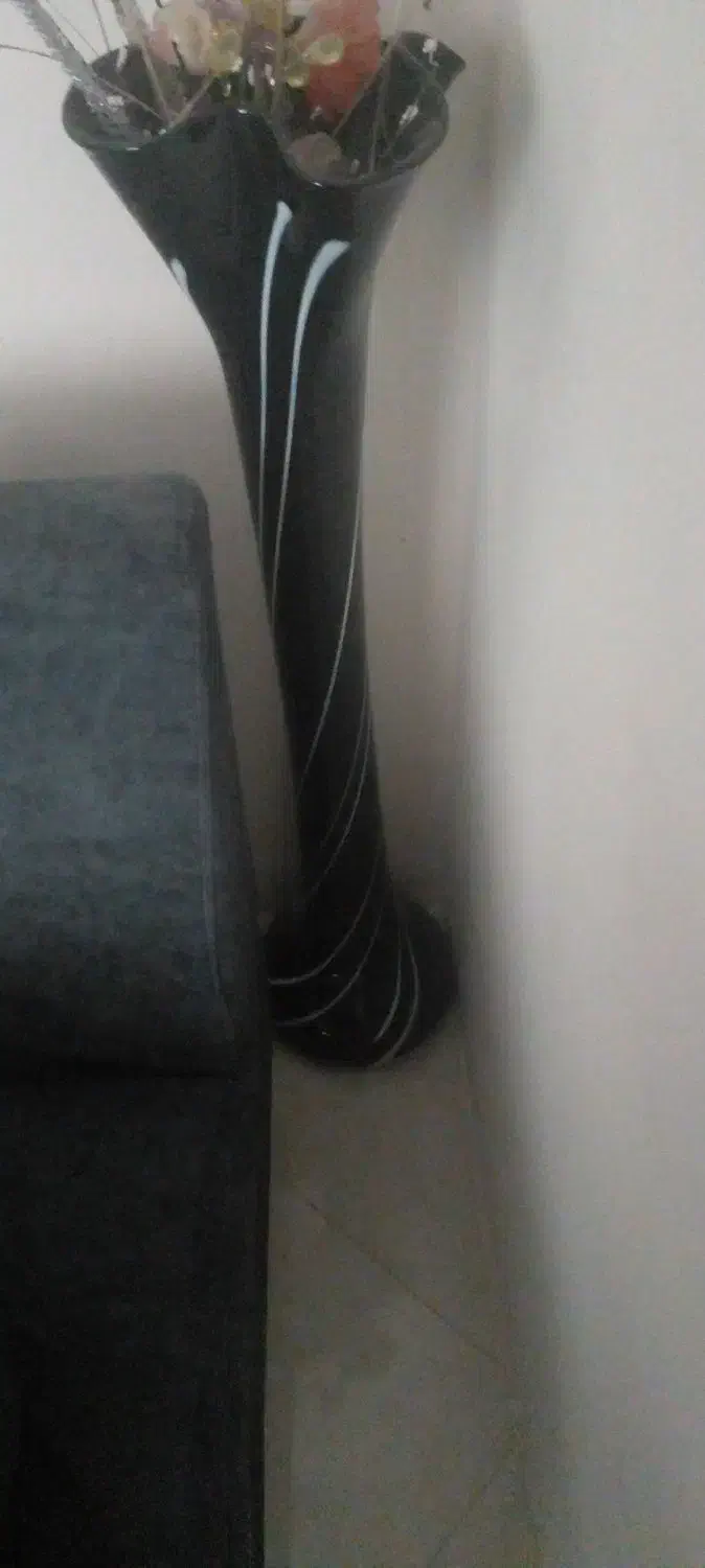 گلدان شیشه ای مشکی دو|گل مصنوعی|مشهد, الهیه|دیوار