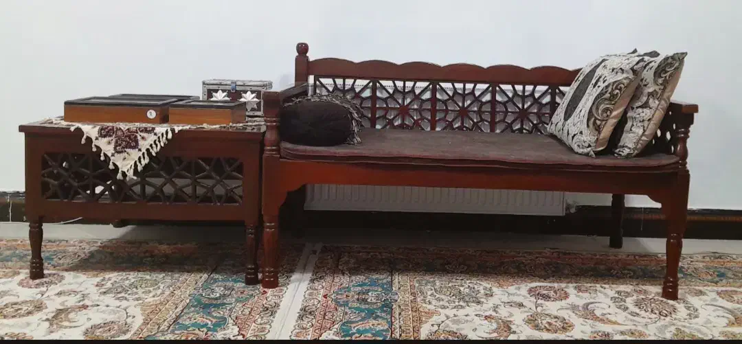 مبل سنتی دو نفره  همراه تشک و میز و متکا سالم و نو|مبلمان خانگی و میز عسلی|اصفهان, هزارجریب|دیوار