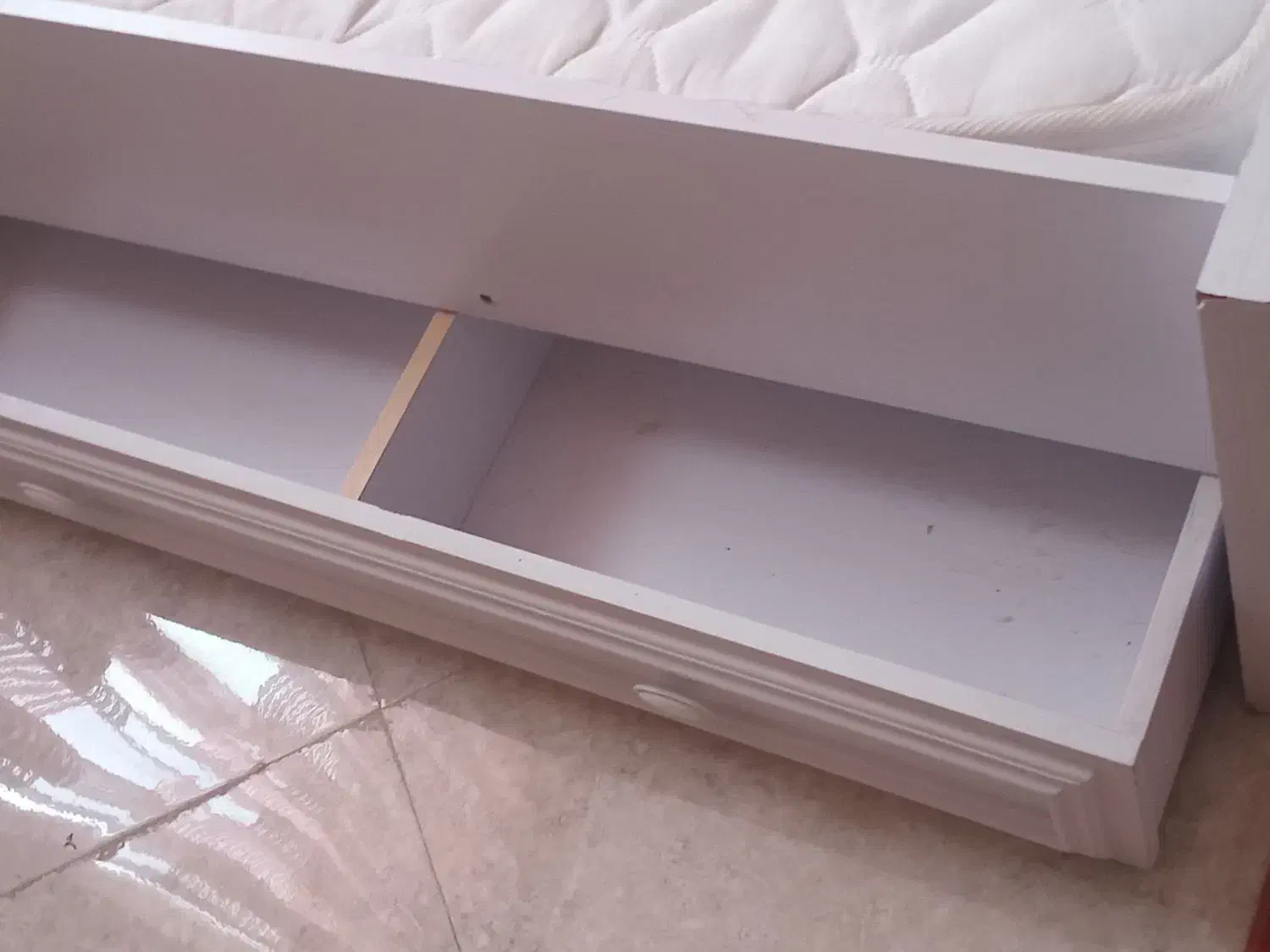 یک عدد کمد یک عدد تخت با عدد فرش ۴ متری  وتشک تخت|تخت و سرویس خواب|تهران, بهمن یار|دیوار