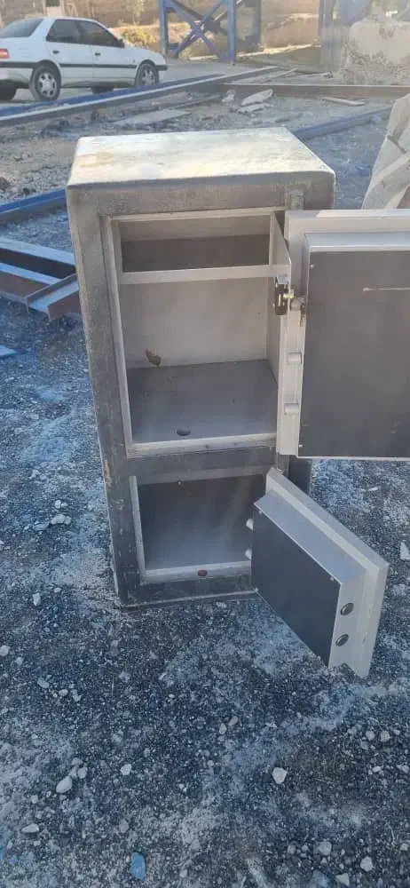 گاوصندوق دو طبقه قدیمی بسیار محکم|فروشگاه و مغازه|بروجن, |دیوار