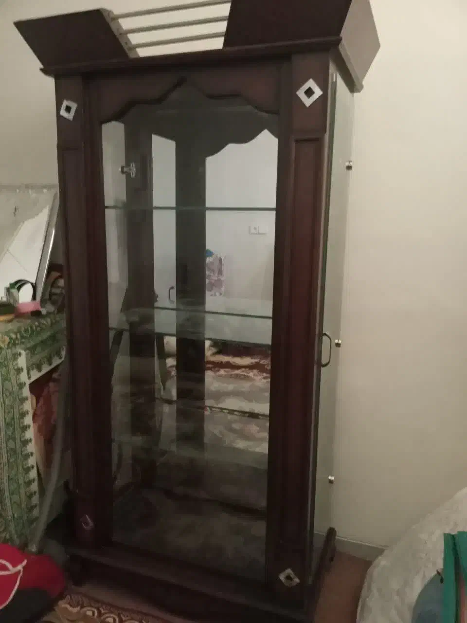 فروش ویترین چوبی سالم با شیشه و کاملا در حد نو|بوفه، ویترین، کنسول|شاهینشهر, شهرک گلدیس|دیوار