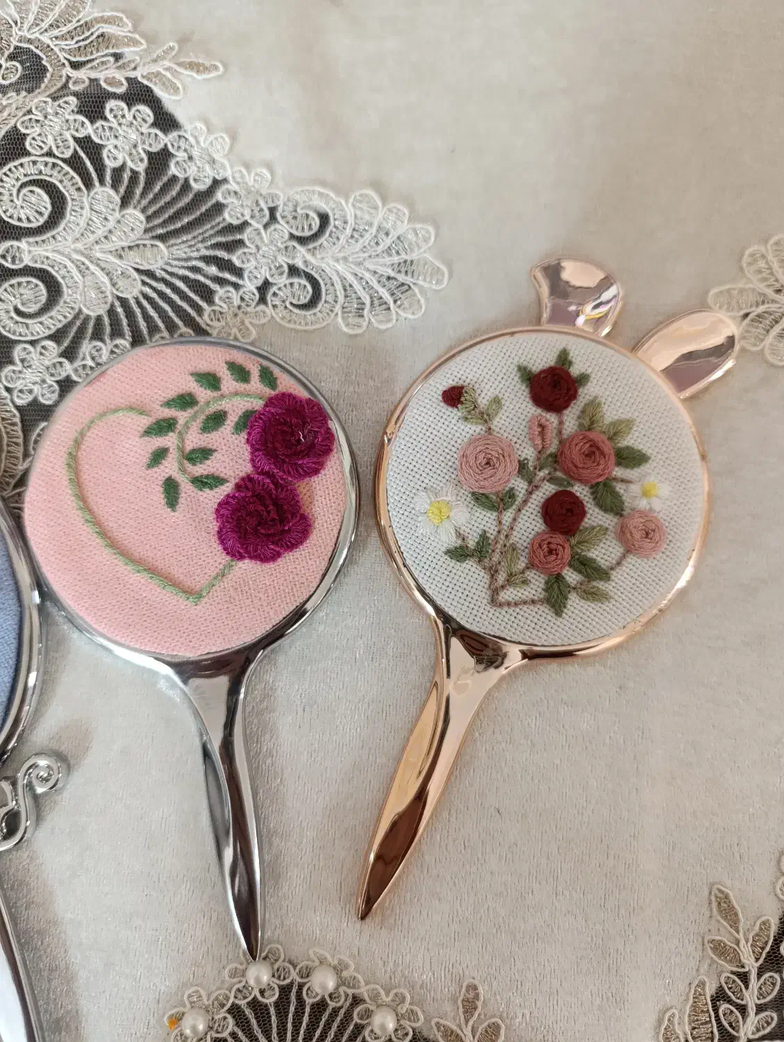 آینه دستی گلدوزی شده|صنایع دستی و سایر لوازم تزئینی|قم, حنیف نژاد|دیوار